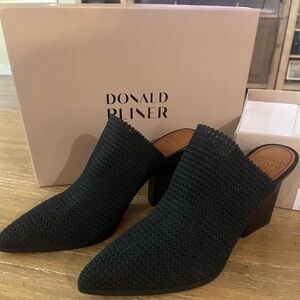 FREE GIFT WRAPPING!
NWT in box Donald Pliner Vami black textured stretch mules